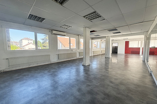 Vaste local commercial vue 2