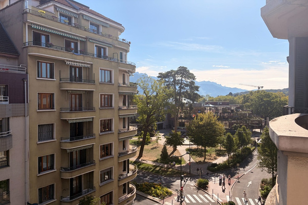 Vaste appartement 2 pièces en plein centre-ville